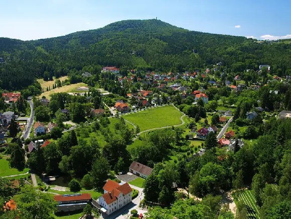 Berg Oybin mit Hochzeitskirche im Kurort Oybin