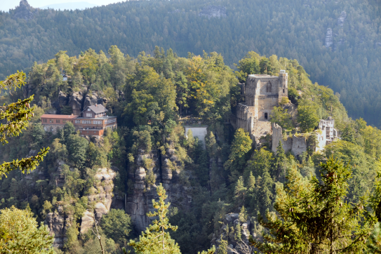 Berg Oybin im Hintergrund der Scharfenstein